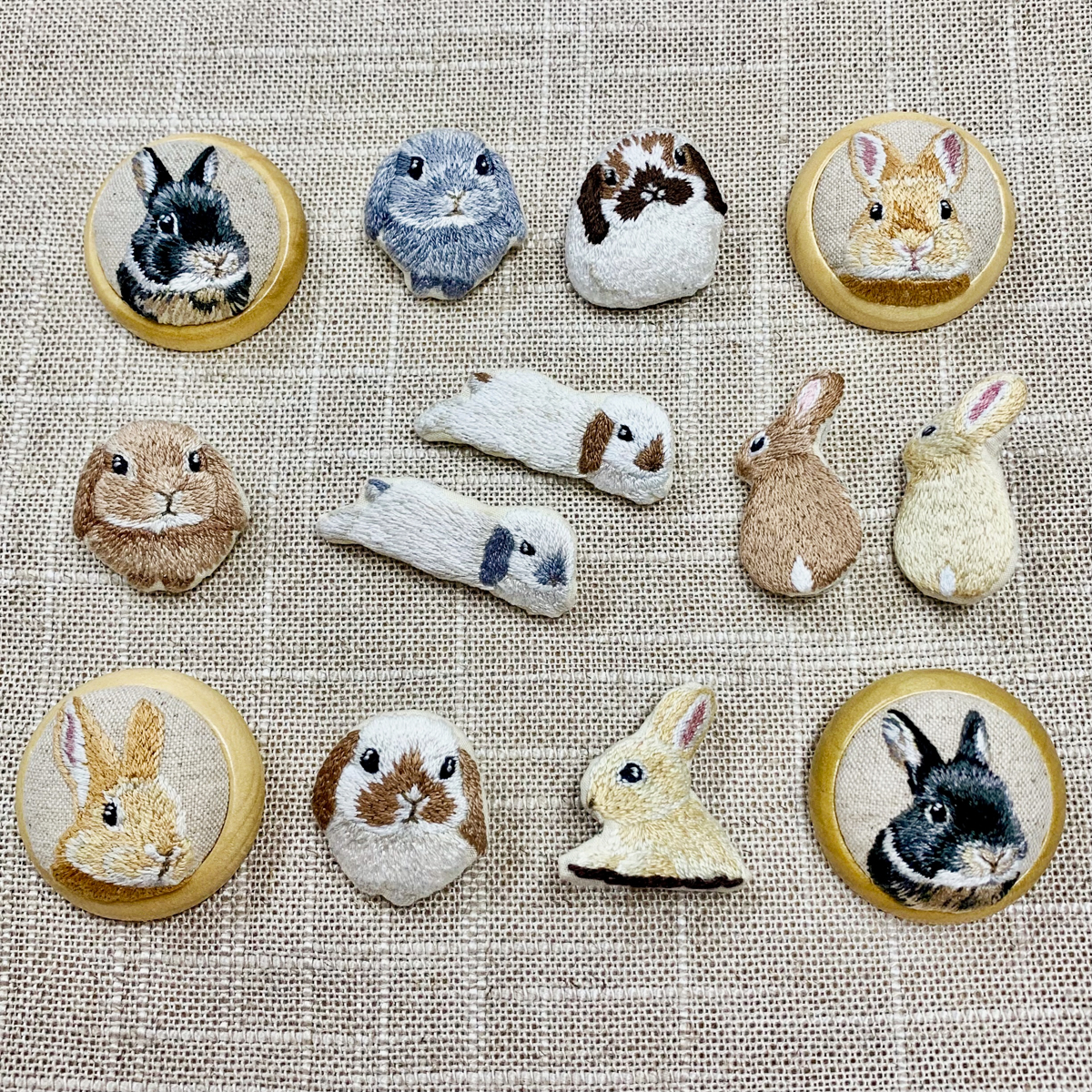 手刺繍うさぎブローチ